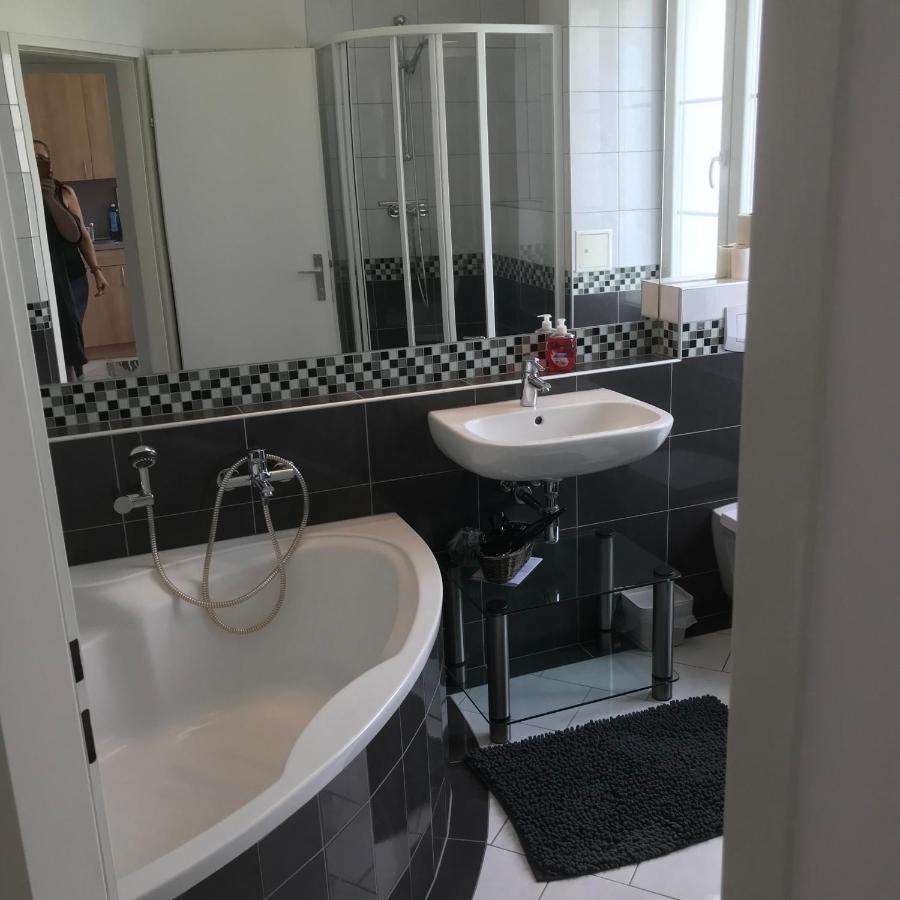 Lg Living Apartment 施托克劳 外观 照片